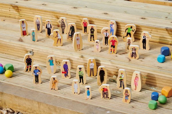 Houten Figuren Mensen Om je Heen - Afbeelding 4